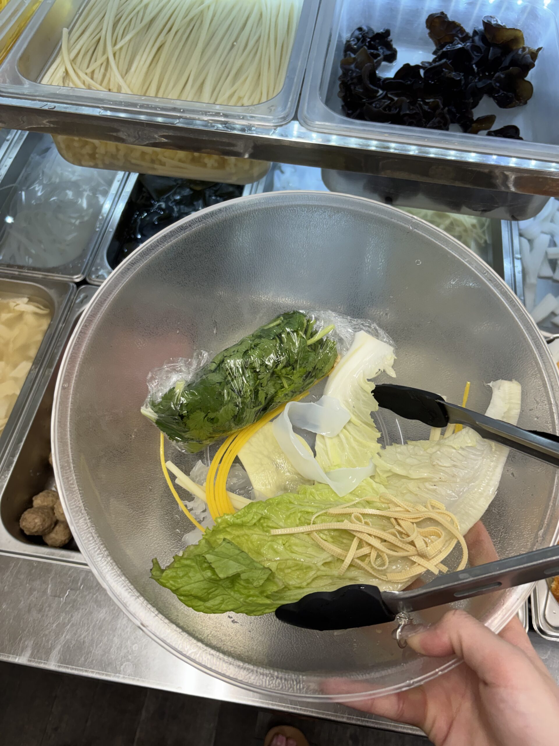 香来食府 麻辣燙で具材を選んでいる様子