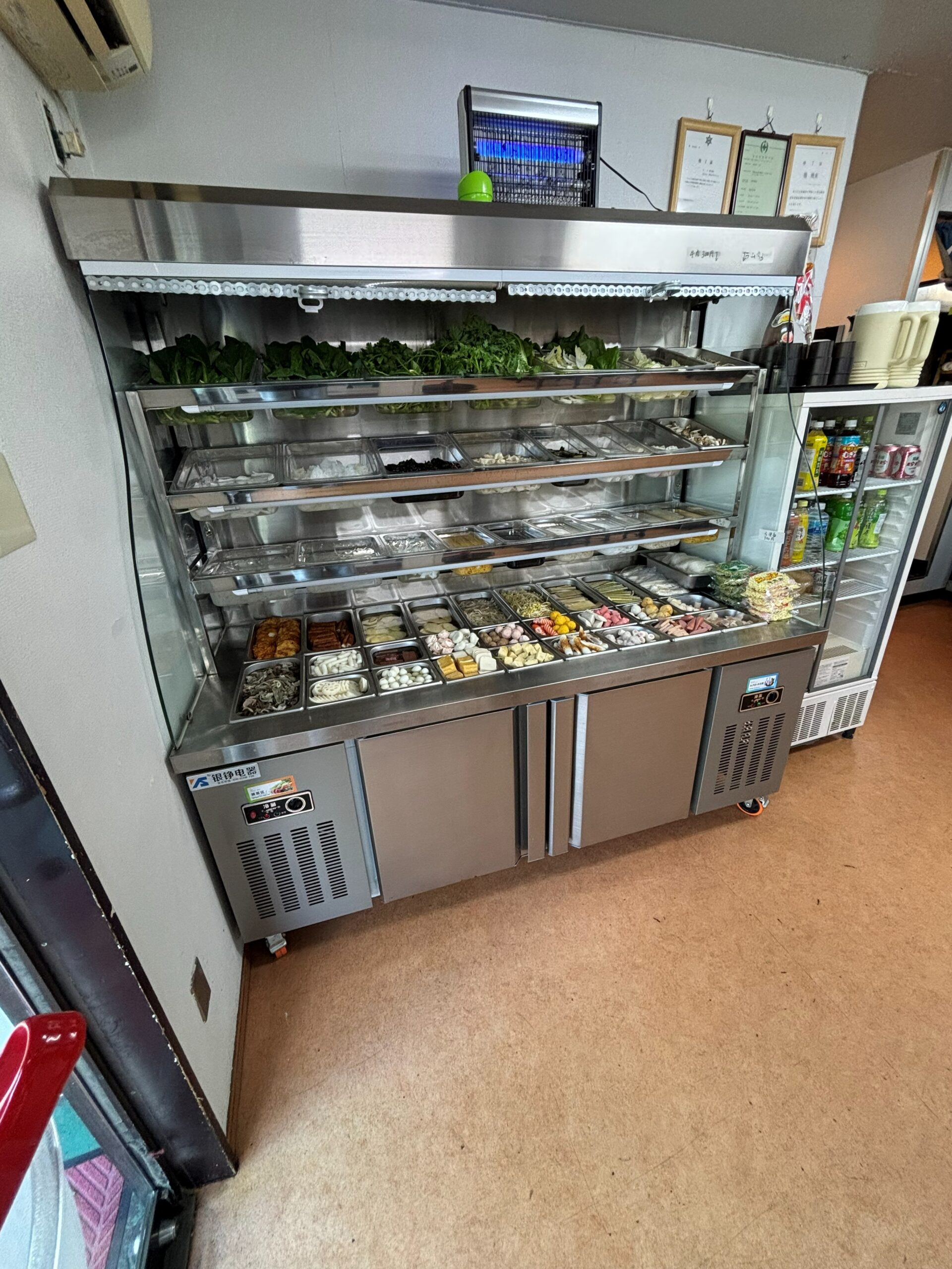 川香麻辣小屋 麻辣燙の量り売り具材ショーケース、野菜や練り物がずらり