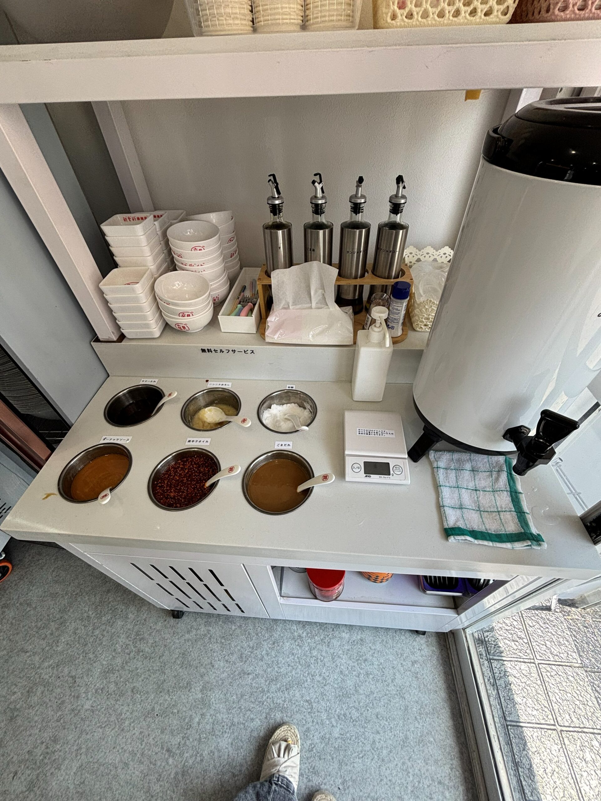 親愛的麻辣湯 船橋競馬場店の無料セルフ調味料コーナー、ごまだれや唐辛子オイルなど