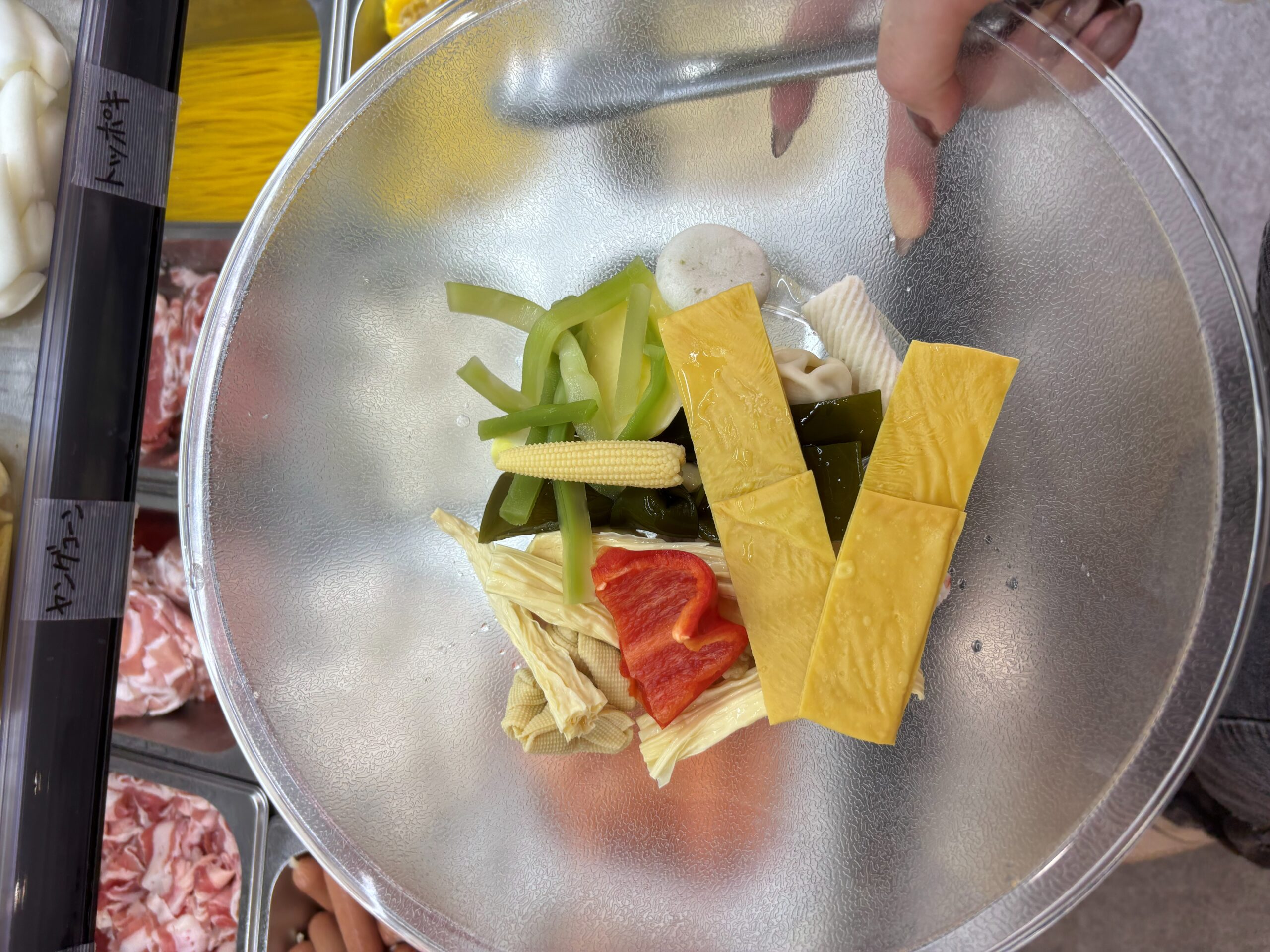 親愛的麻辣湯 船橋競馬場店で選んだ具材、湯葉やパプリカ、ヤングコーンを入れたボウル