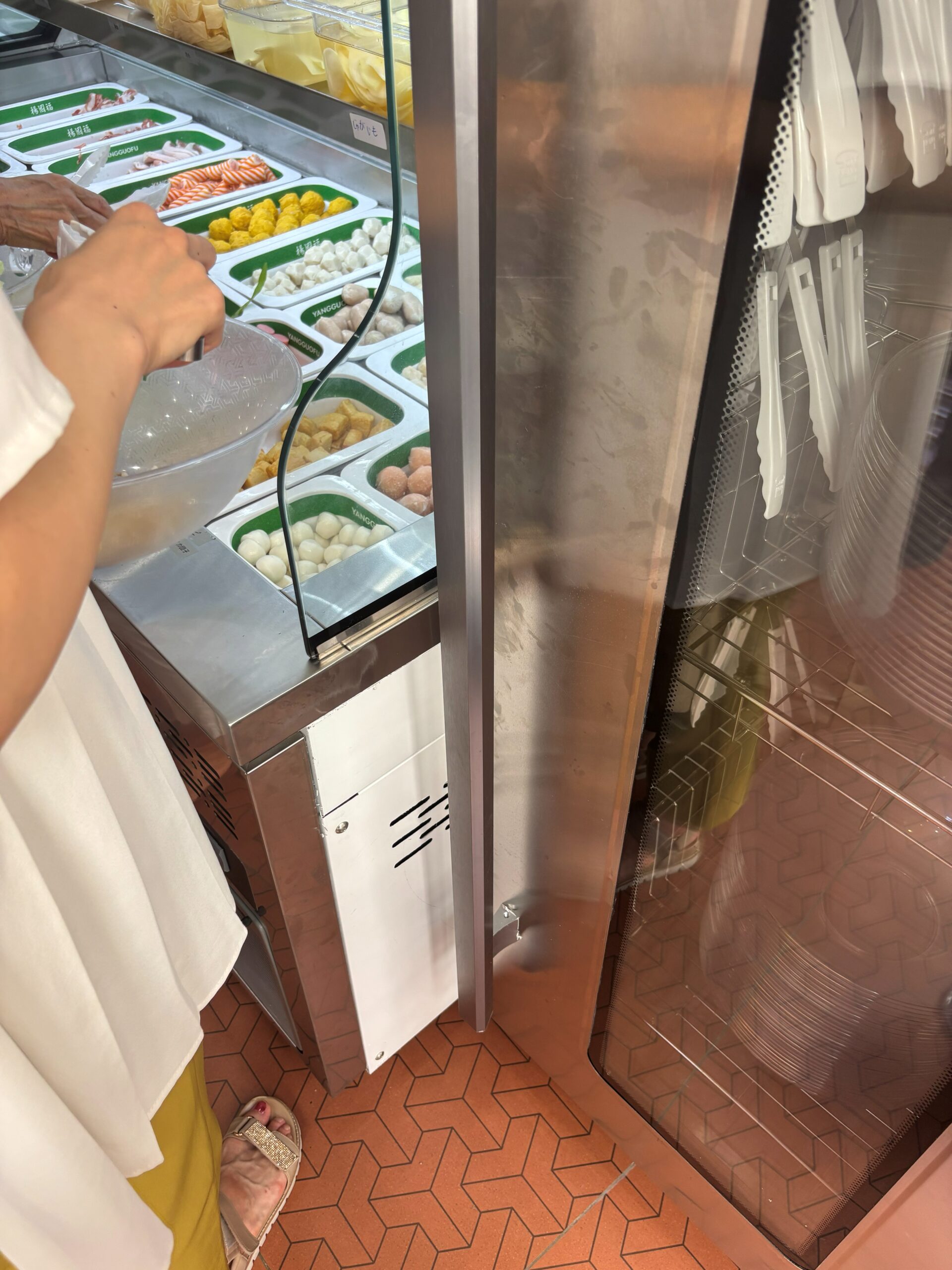 楊國福マーラータン 千葉市川店のバイキング形式の具材選びコーナー