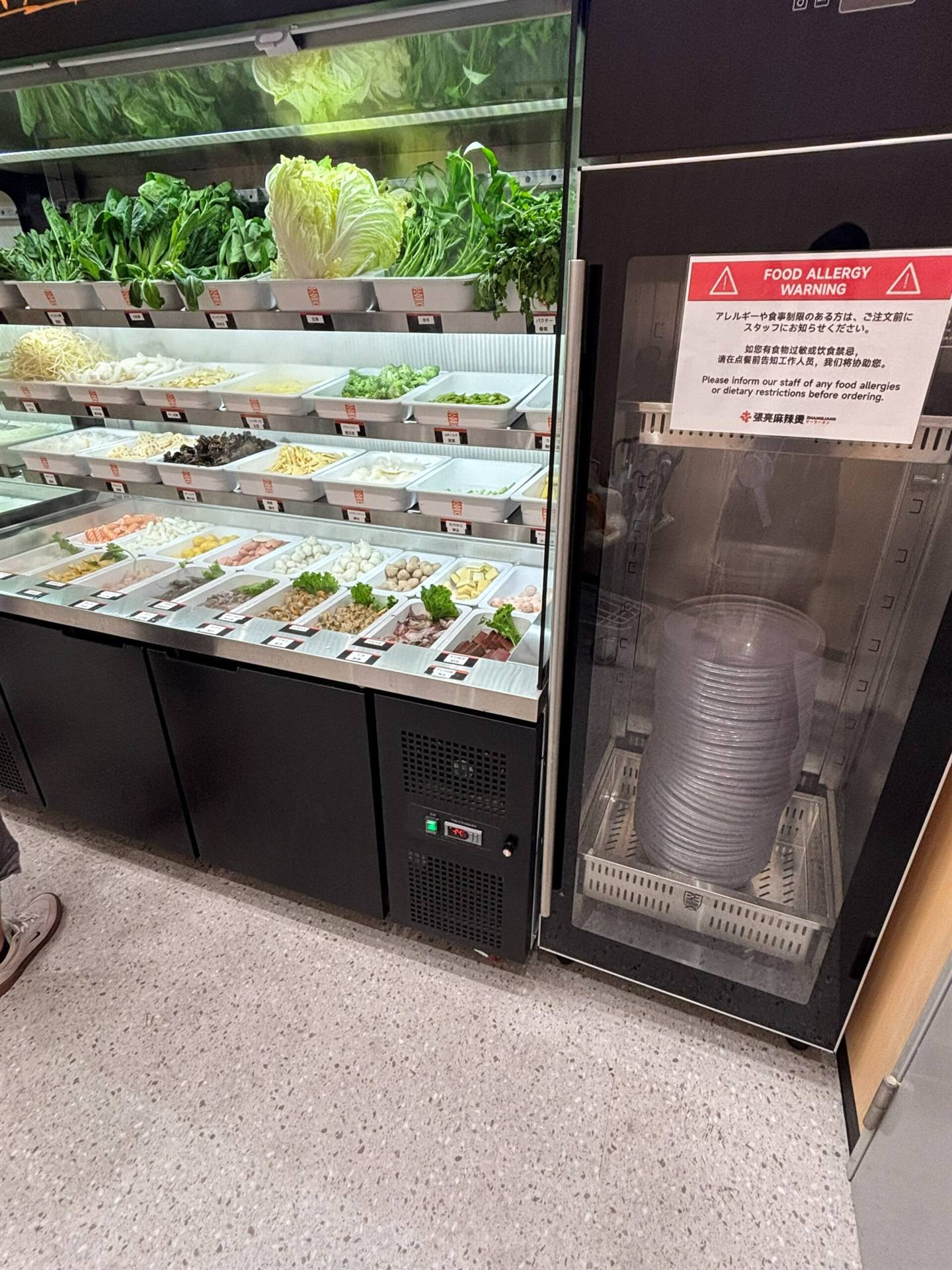 張亮麻辣湯 八千代緑が丘店の具材コーナー、野菜や練り物、海鮮系の具材がずらりと並ぶ冷蔵ケース