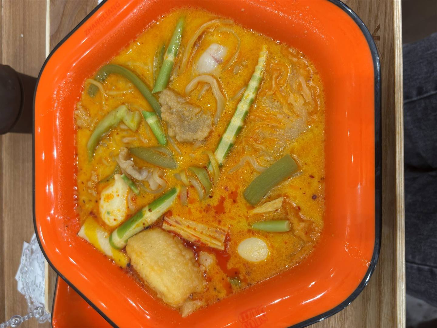 張亮麻辣湯で完成した一杯、オレンジ色の器に麺と具材がたっぷり