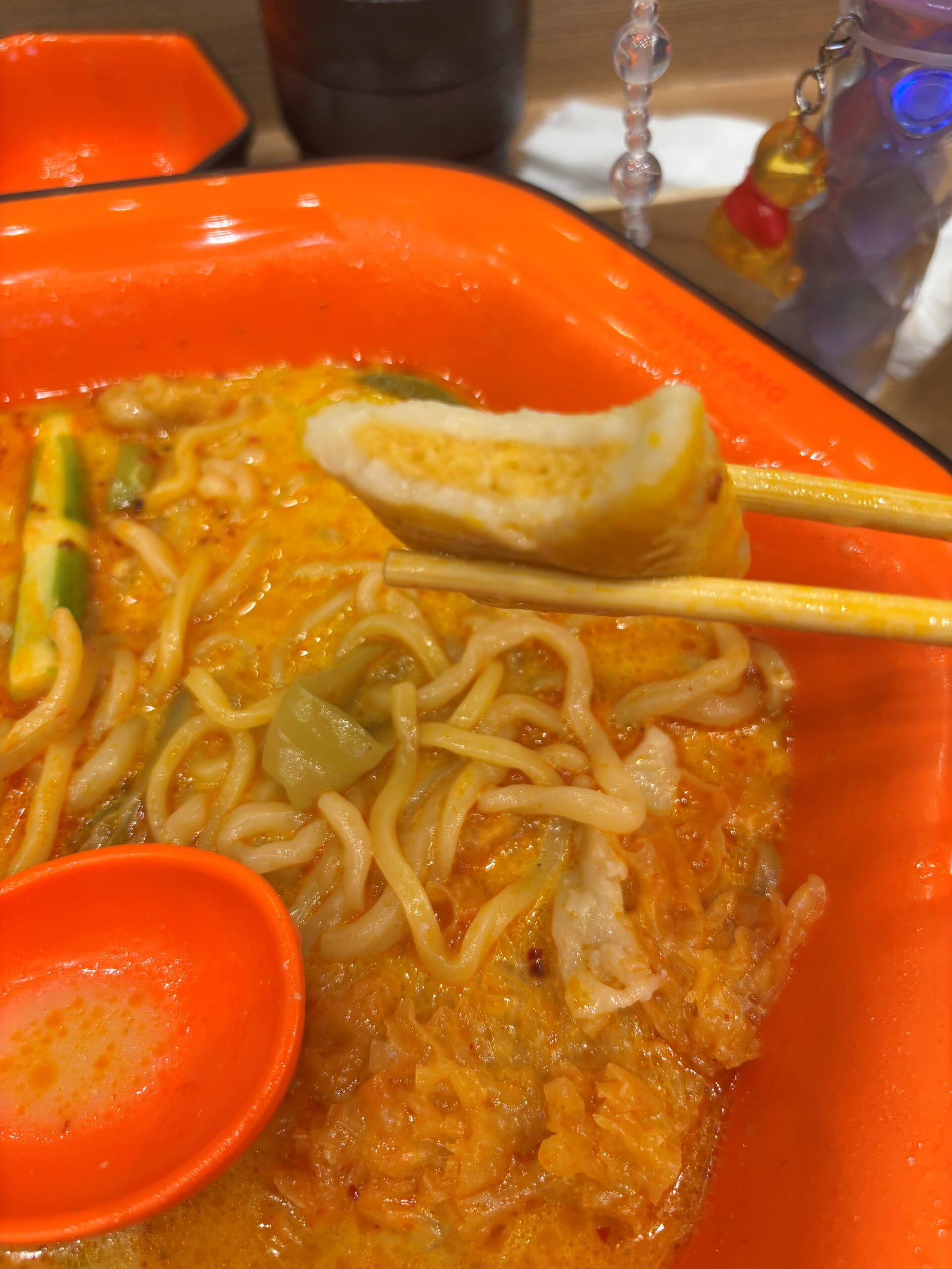 張亮麻辣湯の麺と団子を箸で持ち上げたところ