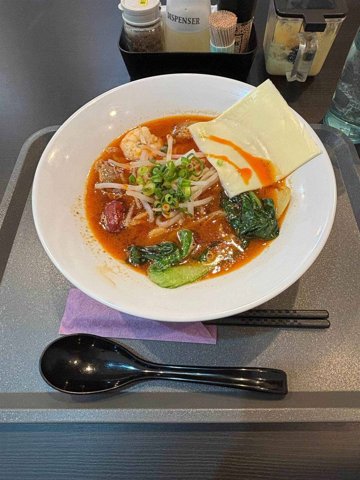 Honchiba麻辣湯で実食したスペシャル満足セット、チーズをのせた麻辣湯の完成写真