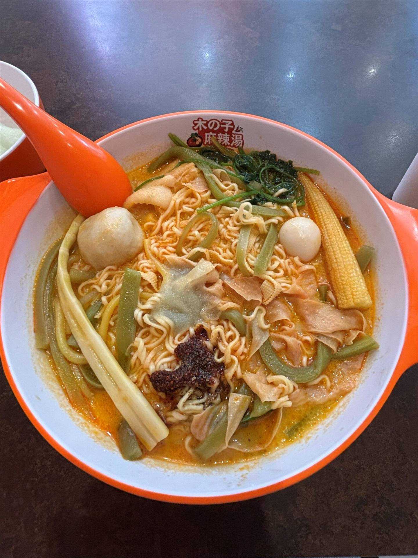 木の子麻辣湯で実食した完成の一杯、コーンやたけのこ、湯葉、つみれがたっぷり入った麻辣湯