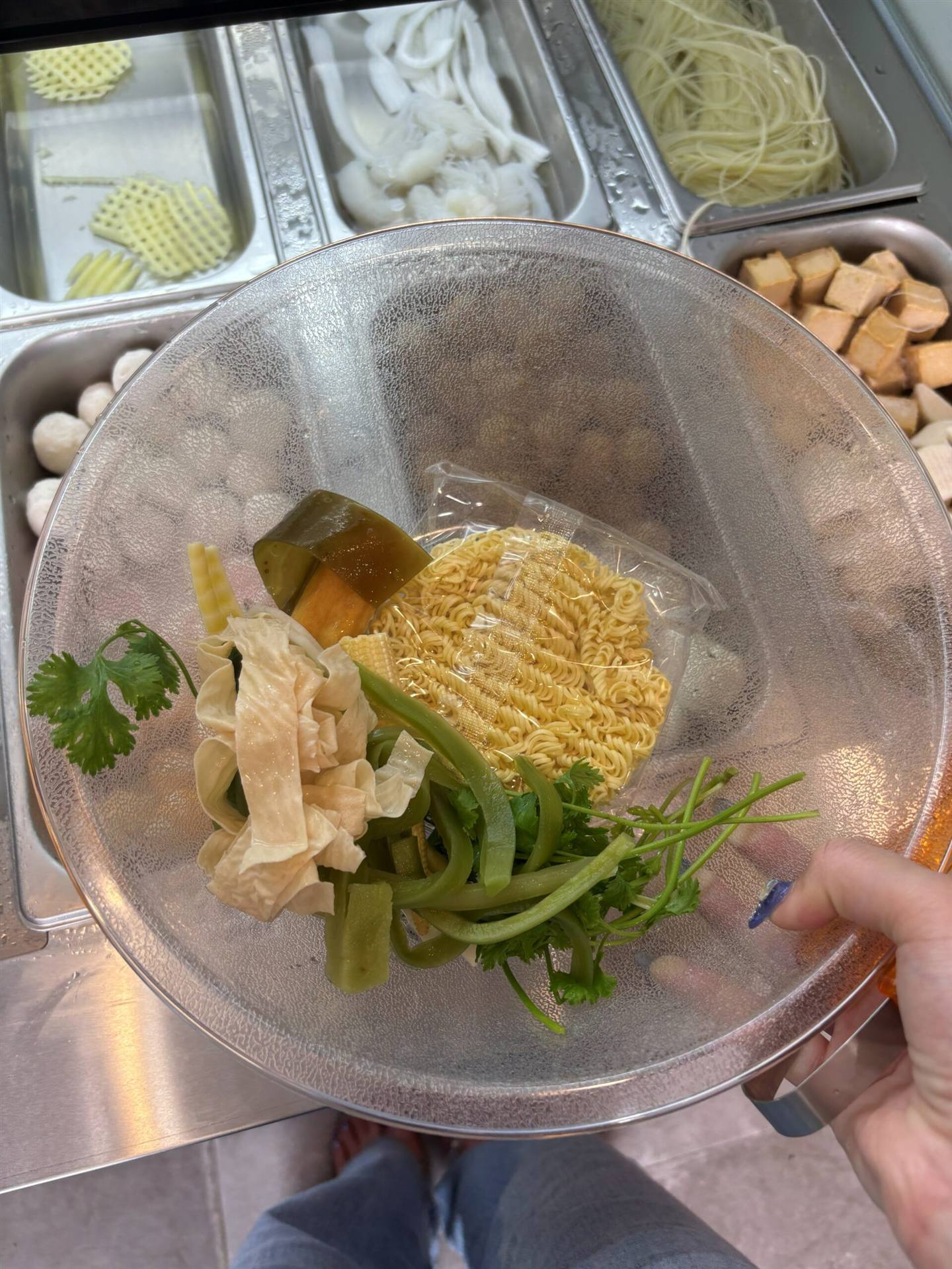 木の子麻辣湯の具材選びの様子、インスタント麺やパクチー、湯葉などをトレーから選ぶ