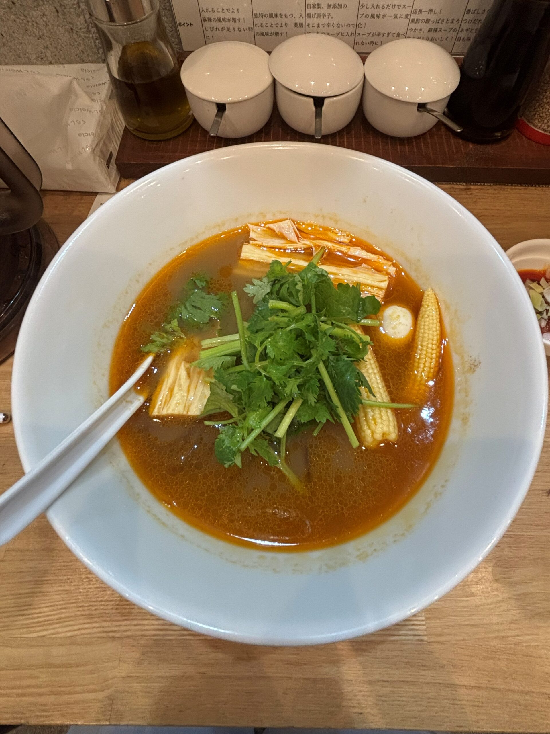 九里香 稲毛店の卓上調味料(山椒油・黒酢などで味変)