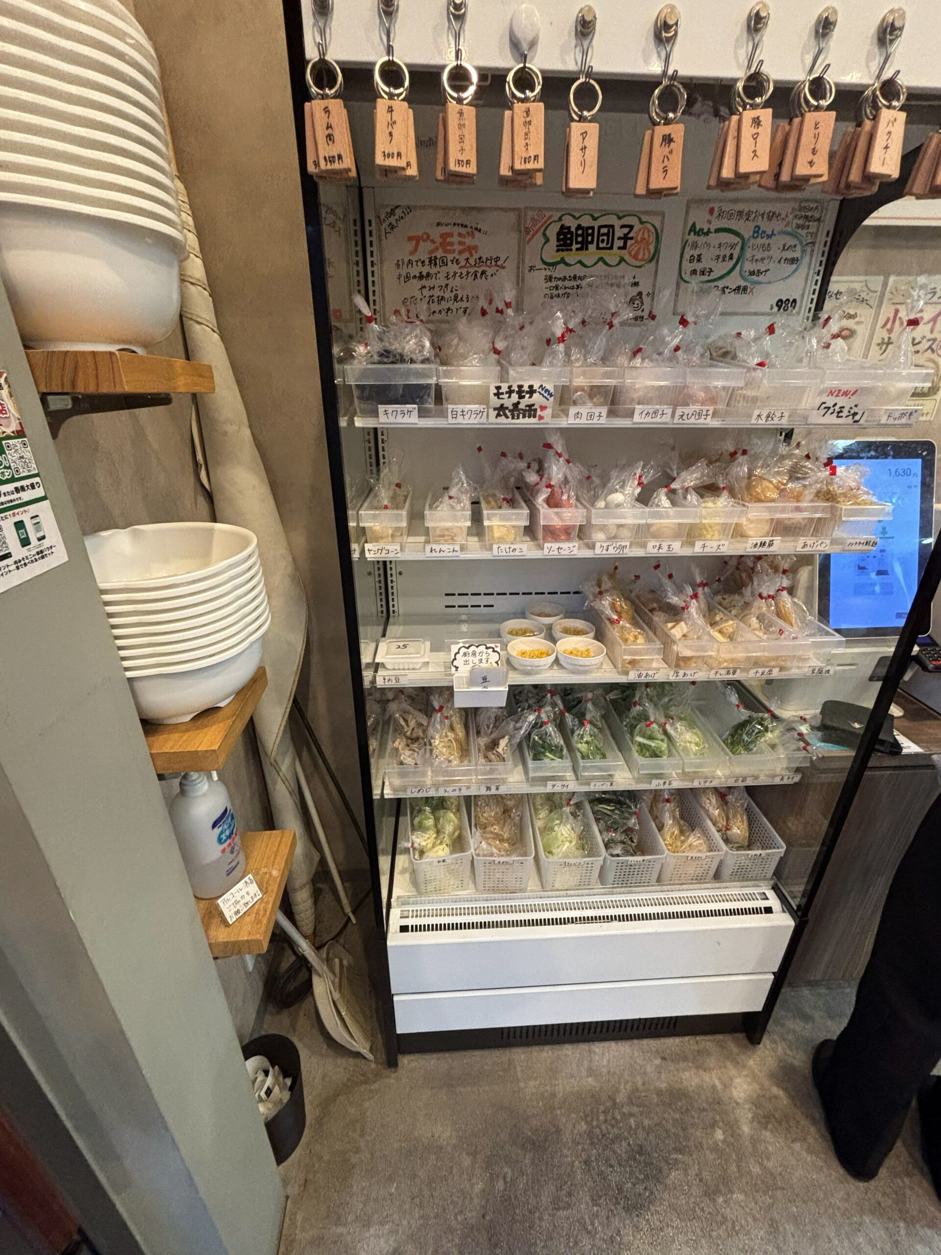 九里香 稲毛店の具材ショーケース(セルフで選ぶ量り売り)