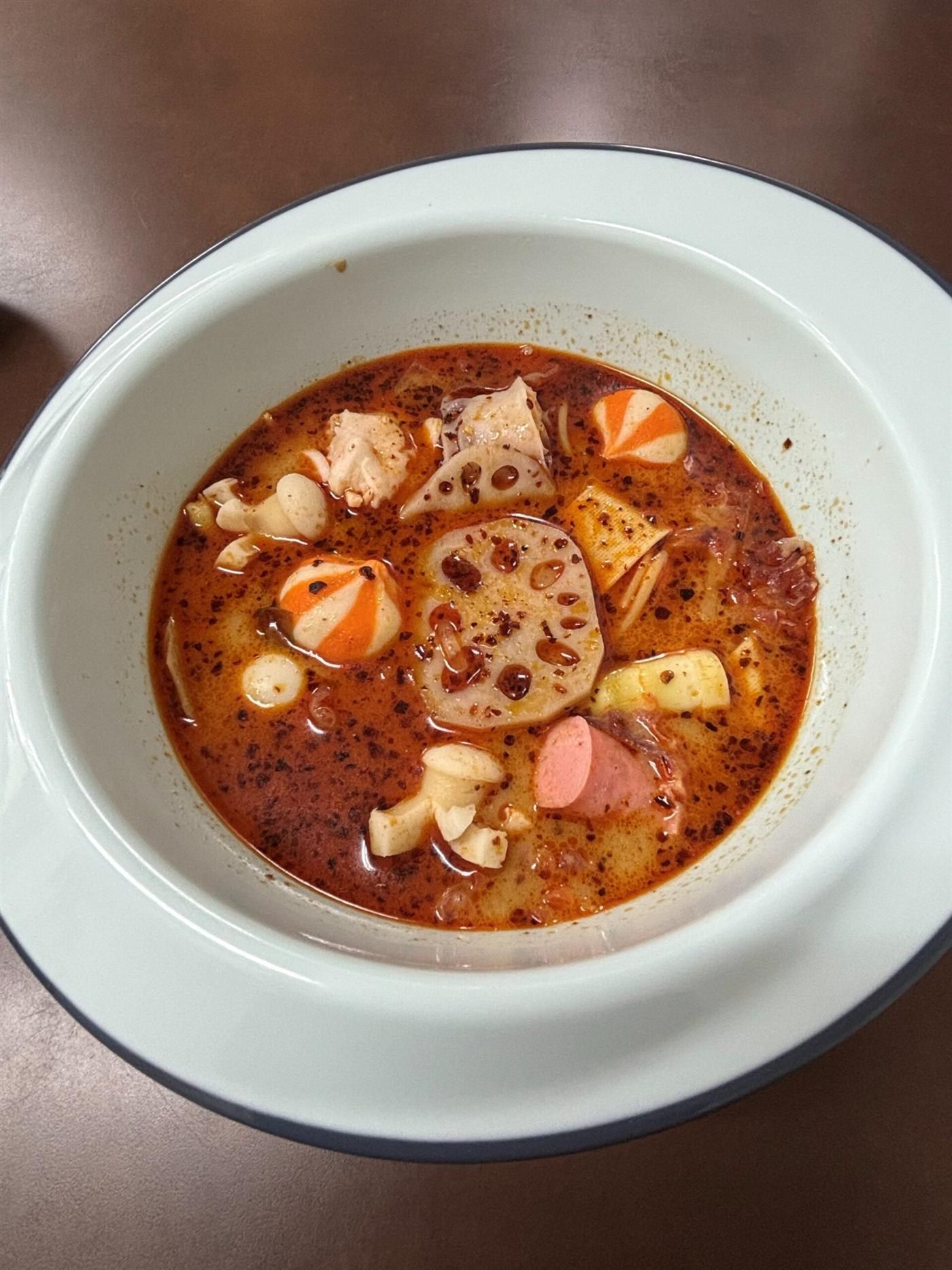川香麻辣小屋 麻辣燙の実食、れんこん・にんじん・ちくわが入った赤い麻辣湯