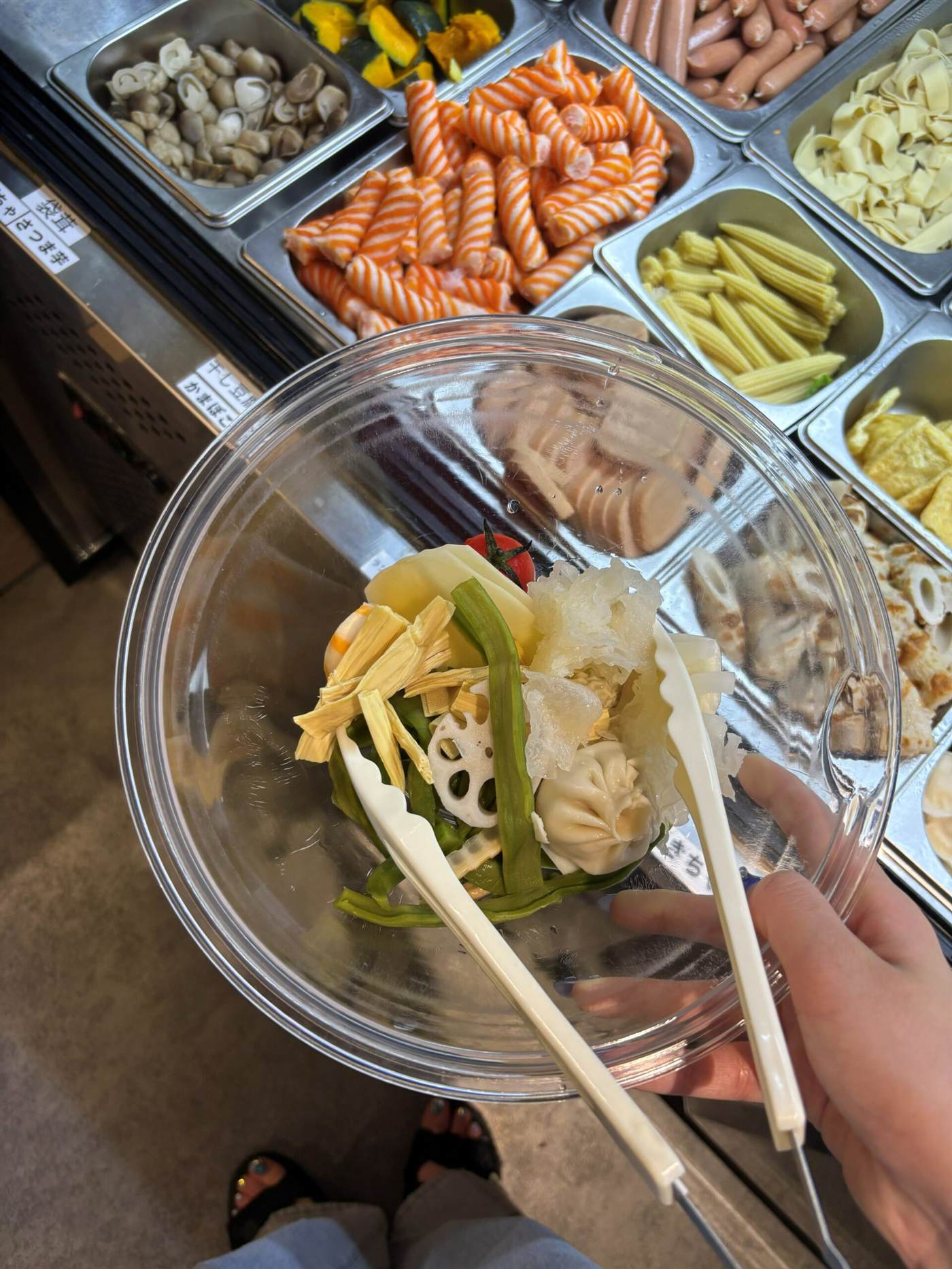 麻辣湯天宝で器に選んだ具材（湯葉・蓮根・青菜・白きくらげ・小籠包）