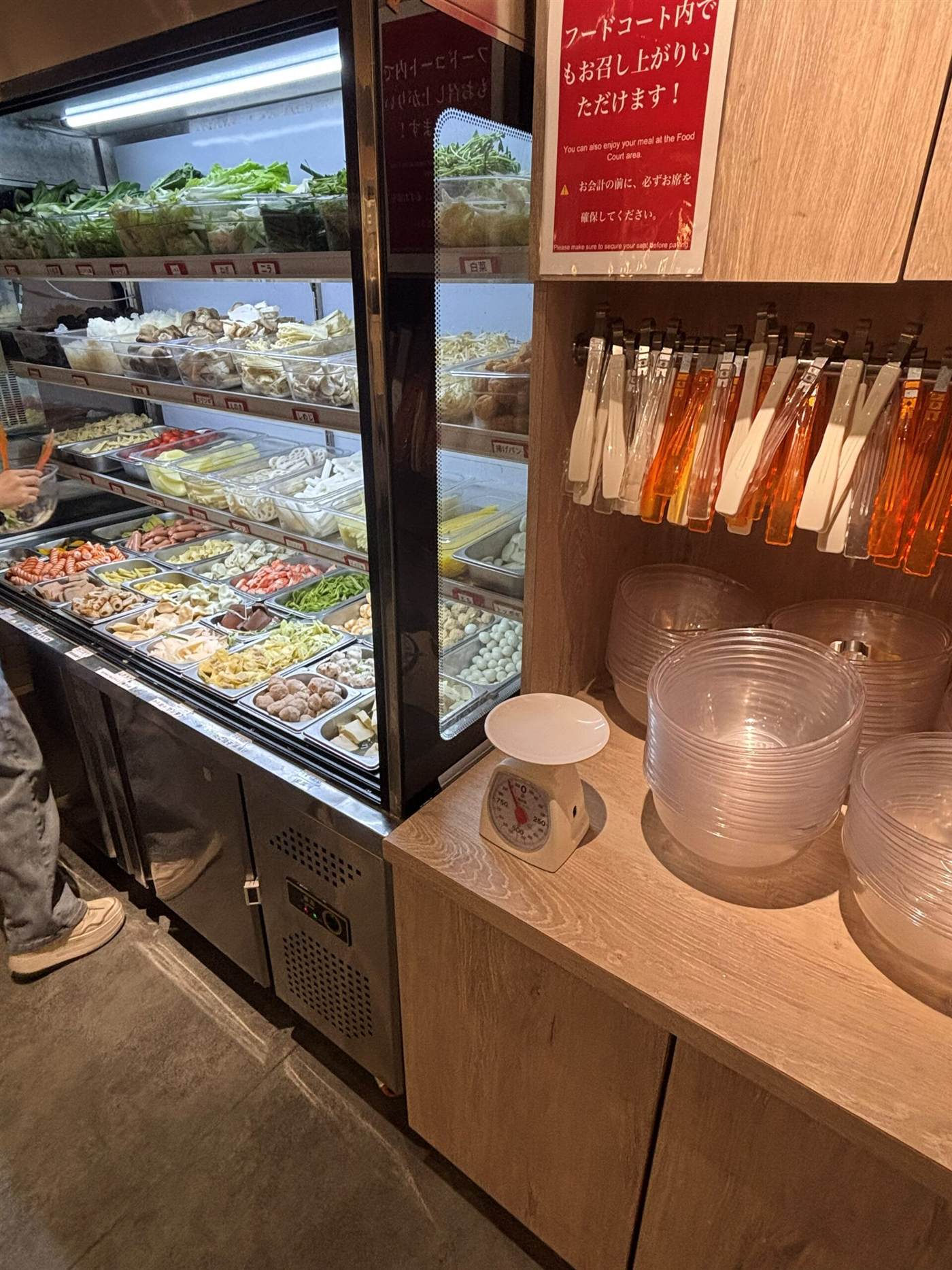 麻辣湯天宝の50種類以上の具材が並ぶショーケースとはかり