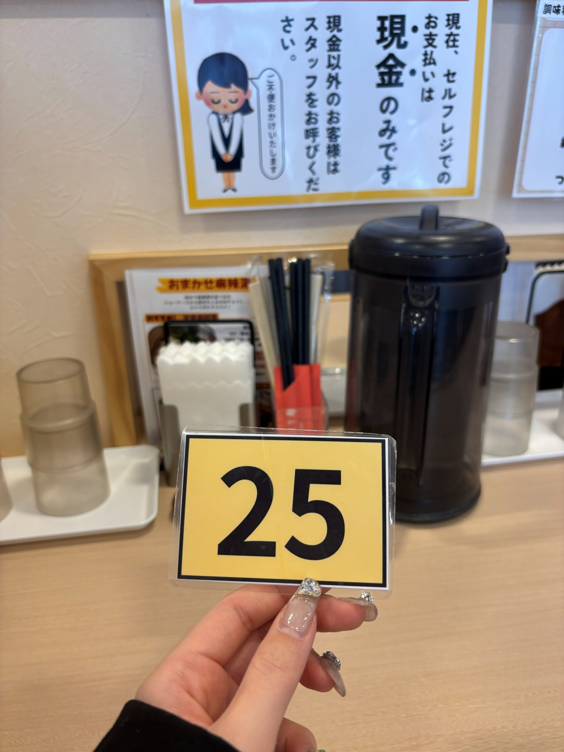 天使担々麺の入口とのぼり(薬膳スープ春雨 麻辣湯・営業時間11時〜22時)