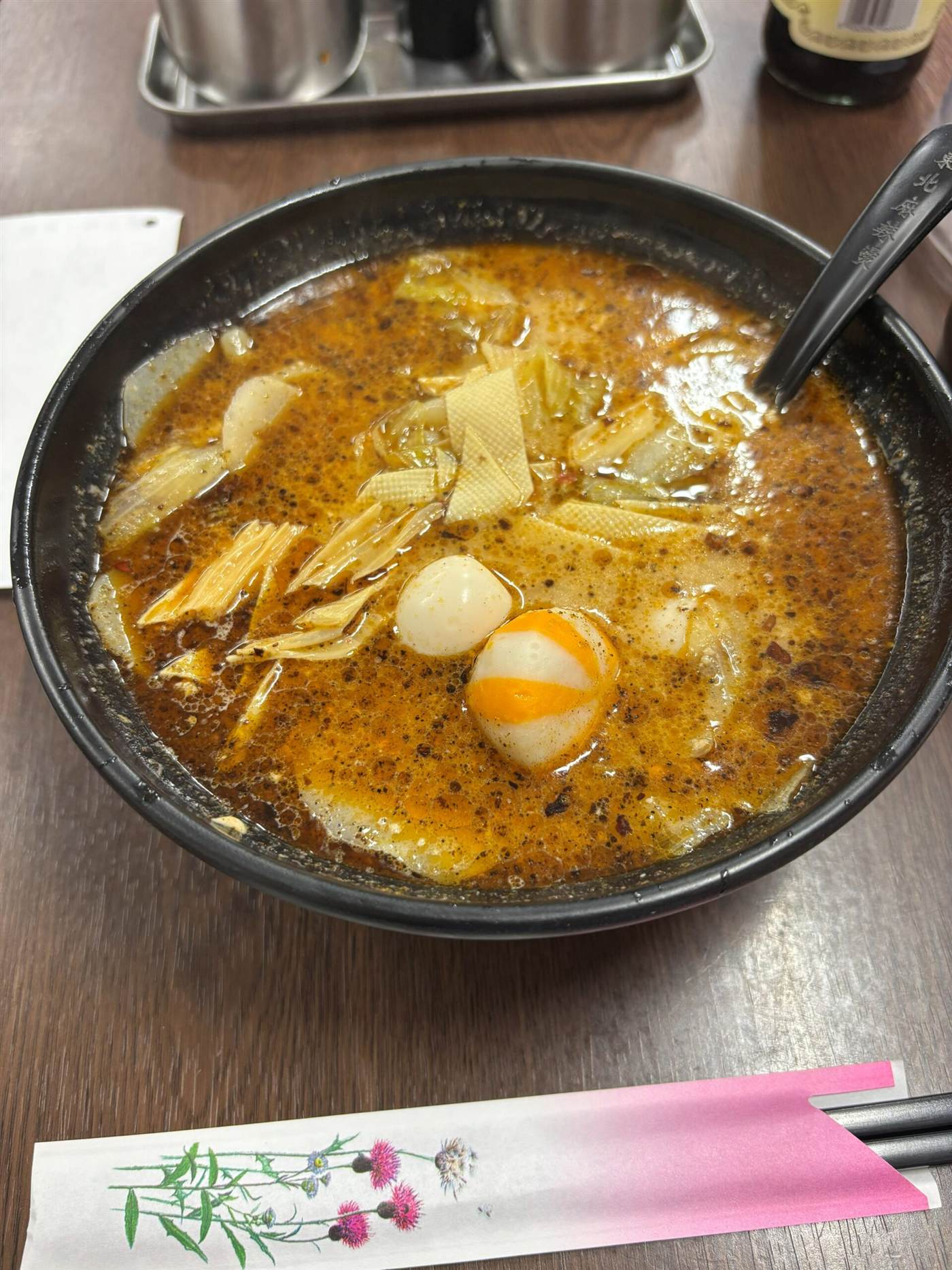 東北麻辣湯のごまだれ系スープの完成した一杯(うずら卵・湯葉入り)