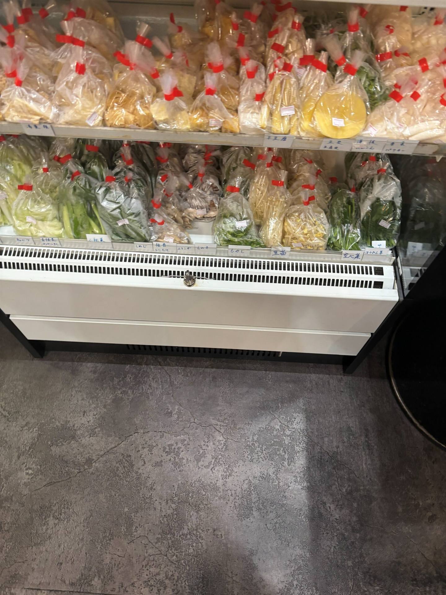 王家 麻辣燙の具材ショーケース(白菜・青梗菜・しめじ・エリンギ・空心菜などの野菜)
