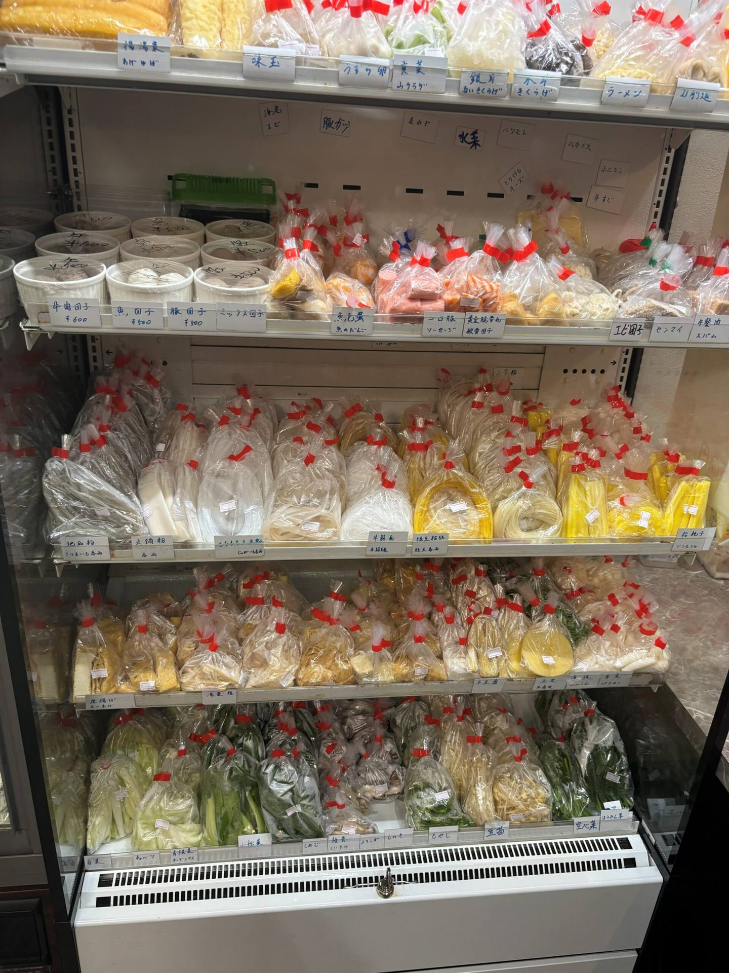 王家 麻辣燙の具材ショーケース(団子・練り物・野菜)