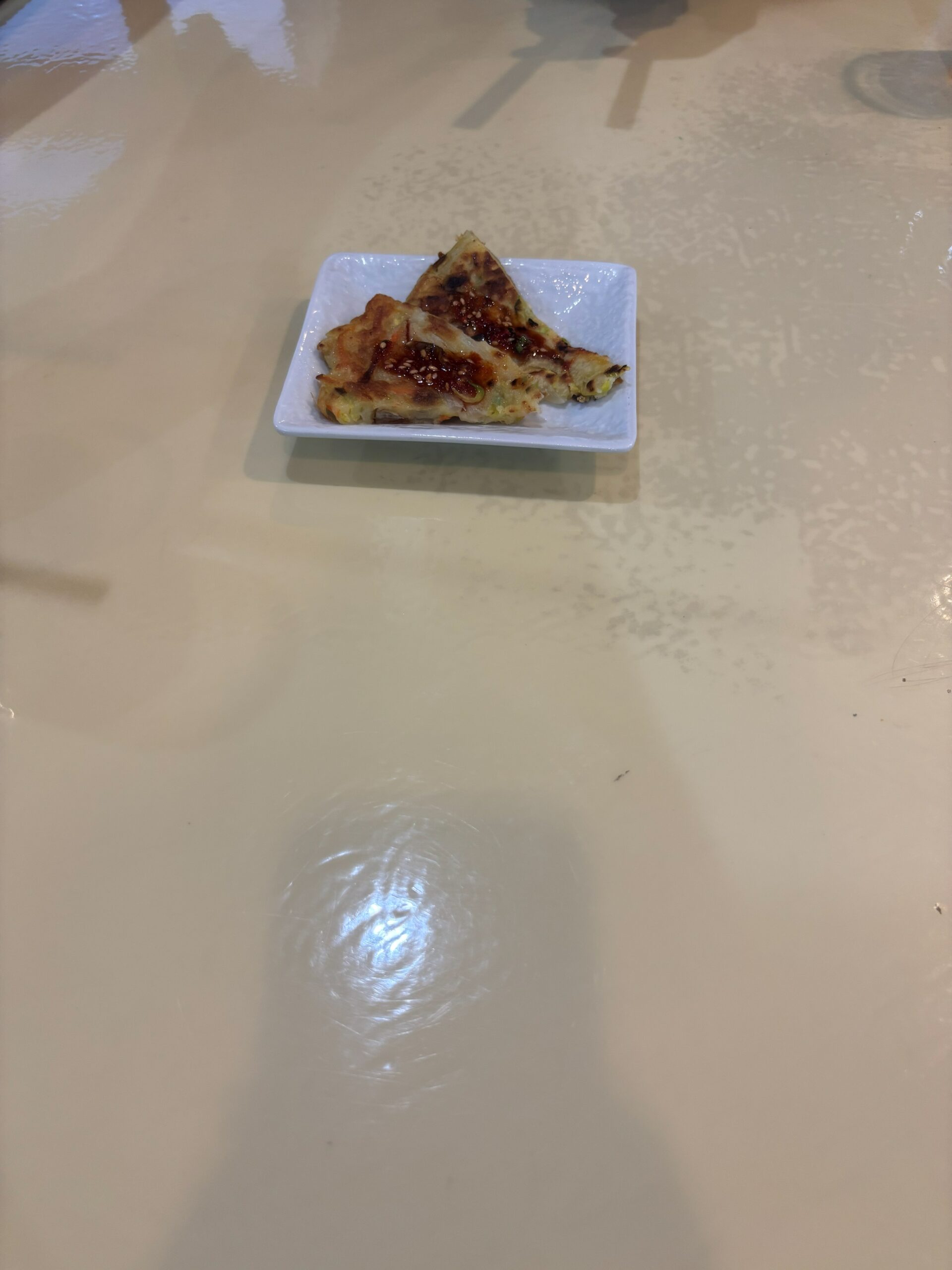 酉庭苑でもらったチヂミ（甘辛だれがかかった状態）
