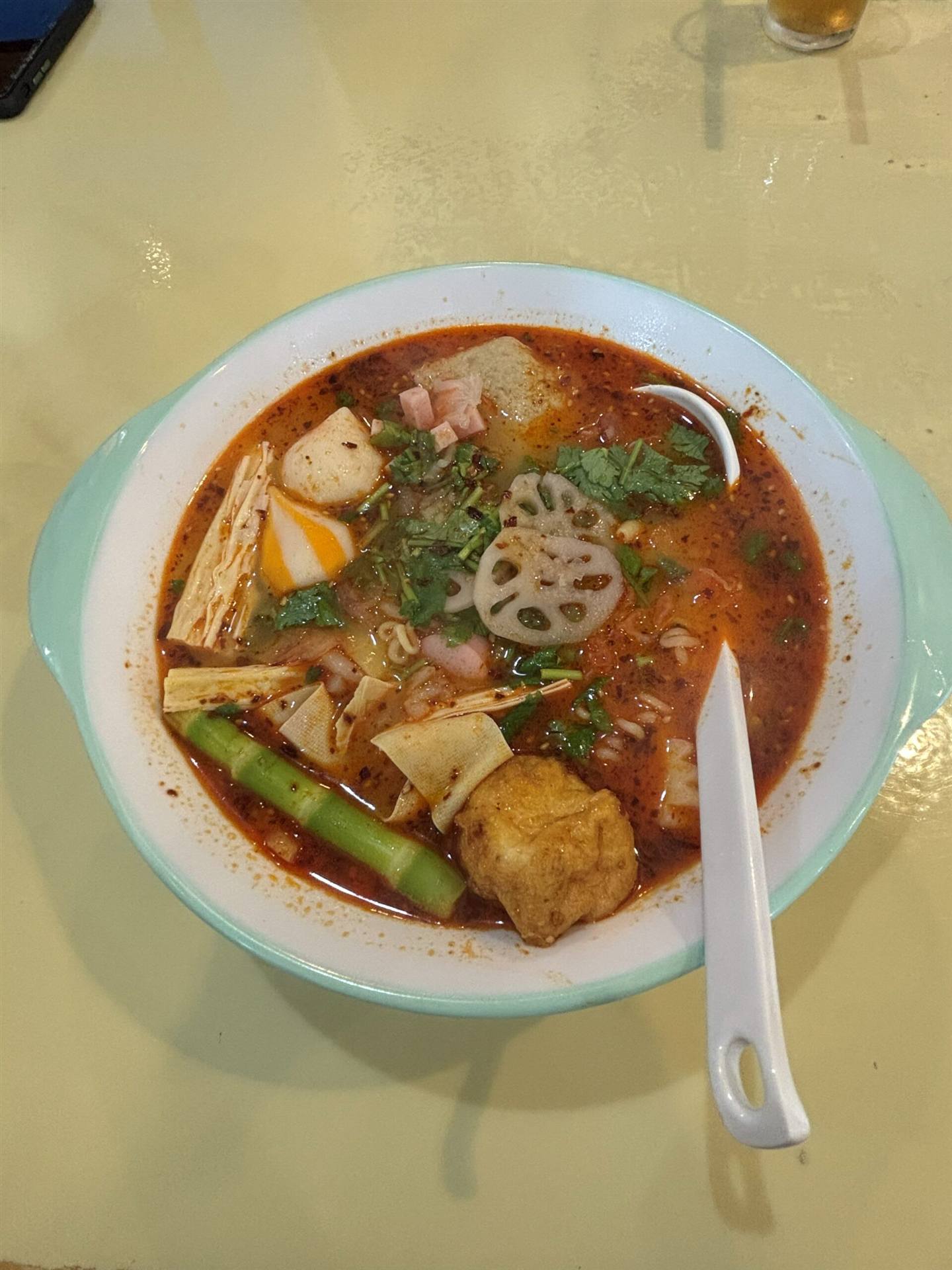 酉庭苑の麻辣湯（4辛・盛り付けが綺麗な薬膳スープ）