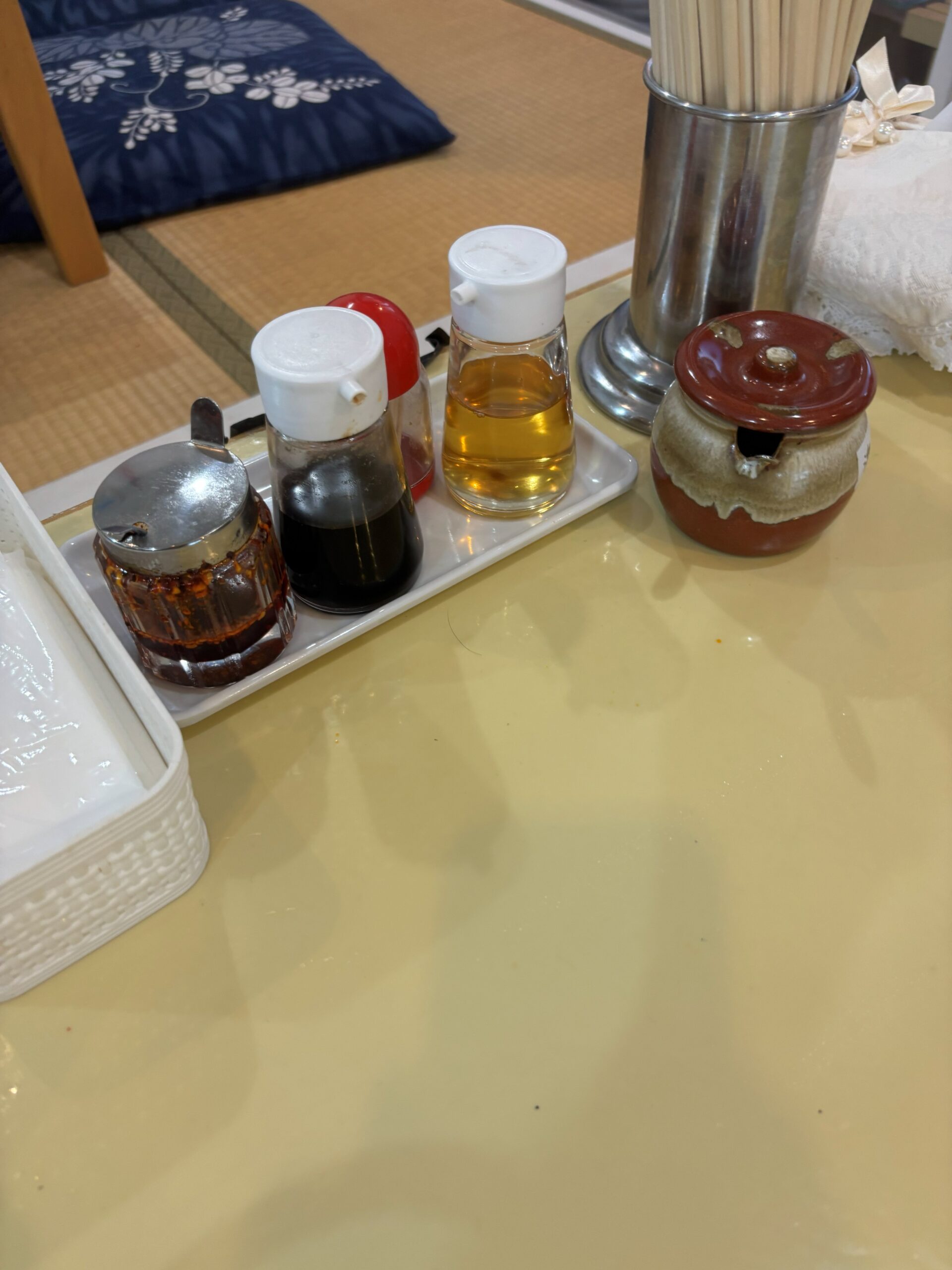 酉庭苑の卓上調味料（ラー油・黒酢・ごま油・辛味の壺）